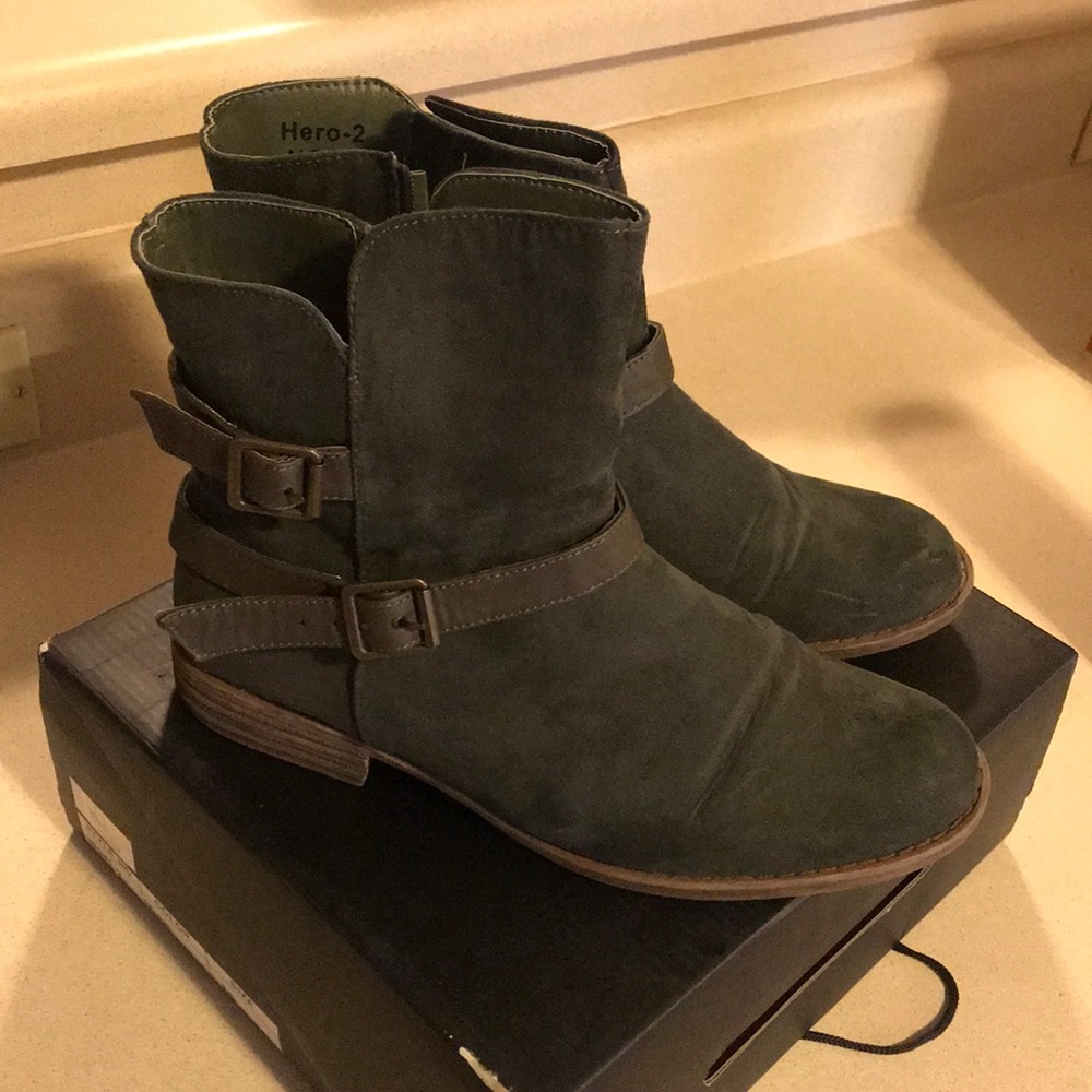 Boots - Picture 3 of 6